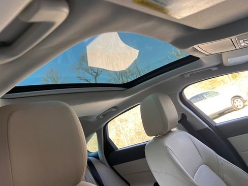 Used 2017 Jaguar XF Premium image 34