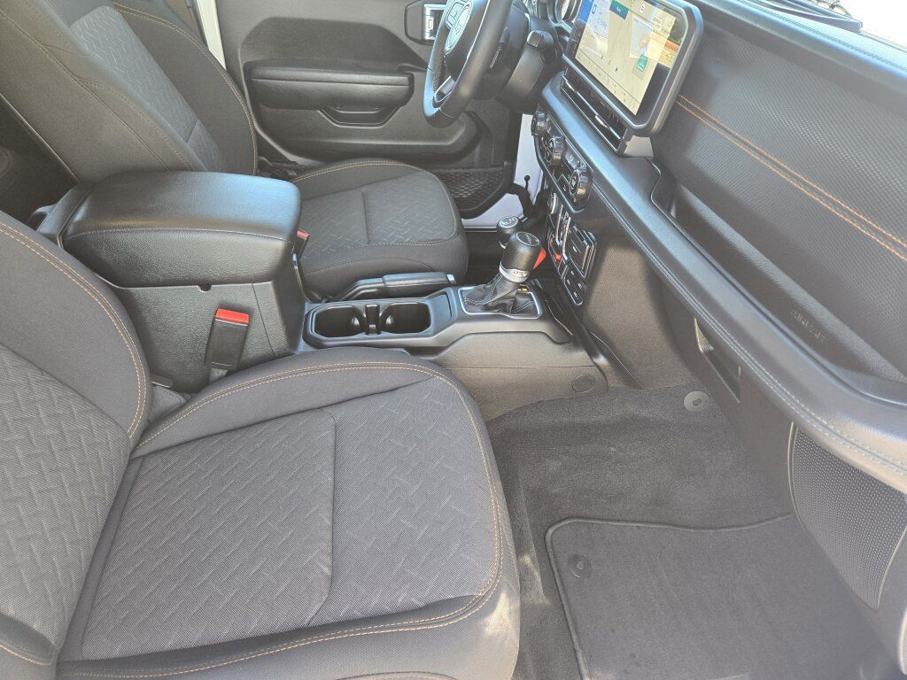 Used 2024 Jeep Gladiator Mojave AWD/4WD image 14