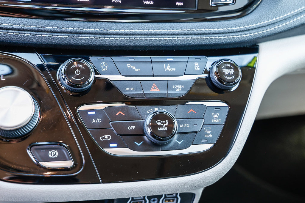 Used 2021 Chrysler Pacifica Touring-L FWD image 30