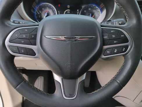 Used 2022 Chrysler Pacifica Touring-L FWD image 21