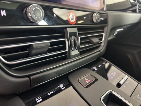 Certified 2025 Porsche Macan image 33