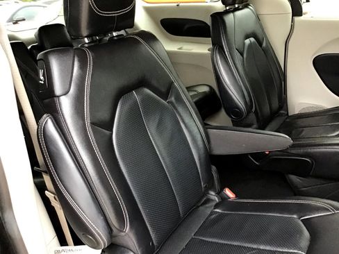 Used 2022 Chrysler Pacifica Touring-L image 42