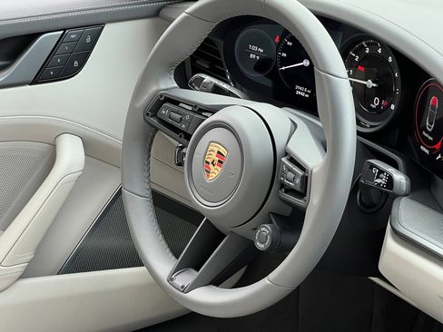 Used 2023 Porsche 911 Carrera RWD image 19