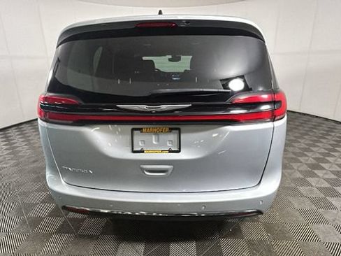 Used 2023 Chrysler Pacifica Touring-L FWD image 3