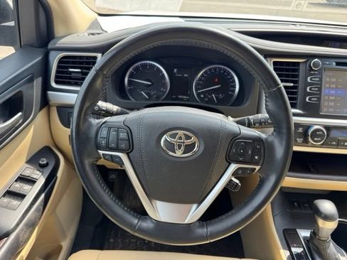 Used 2019 Toyota Highlander XLE AWD/4WD image 18