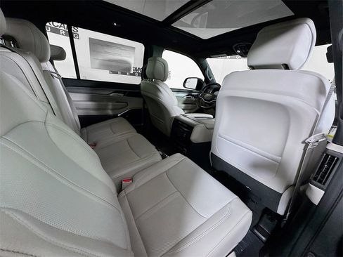 Used 2025 Jeep Wagoneer 4WD w/ Premium Group I image 27