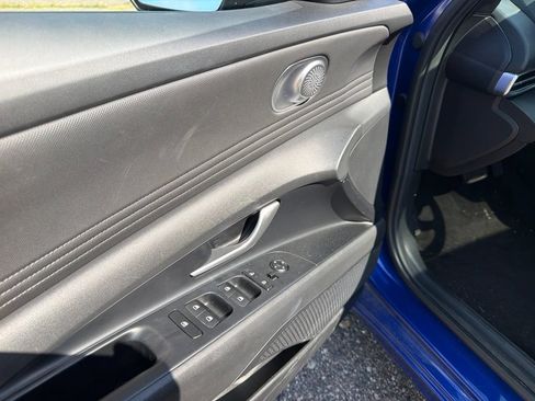 Used 2025 Hyundai Elantra Limited FWD image 11