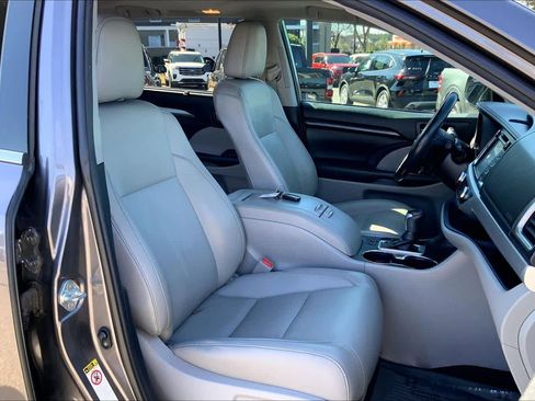Used 2019 Toyota Highlander XLE image 9