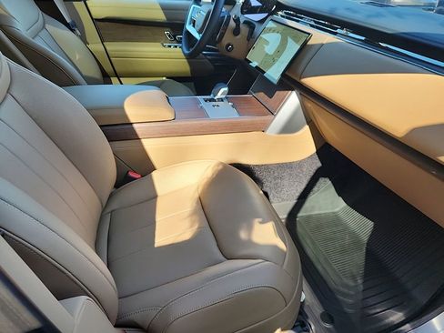 Used 2025 Land Rover Range Rover Long Wheelbase SE image 3