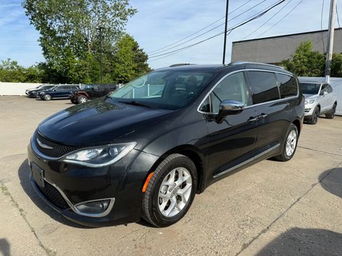 Used 2020 Chrysler Pacifica Limited FWD image 5