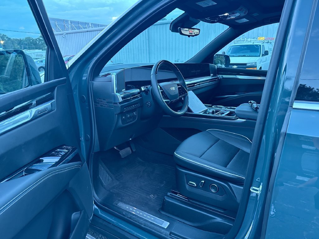 Used 2026 Cadillac Escalade ESV Luxury w/ Touring Package AWD/4WD image 13