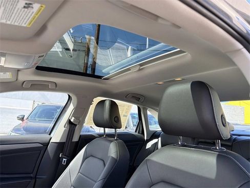Certified 2024 Volkswagen Jetta SE w/ Panoramic Sunroof Package image 16