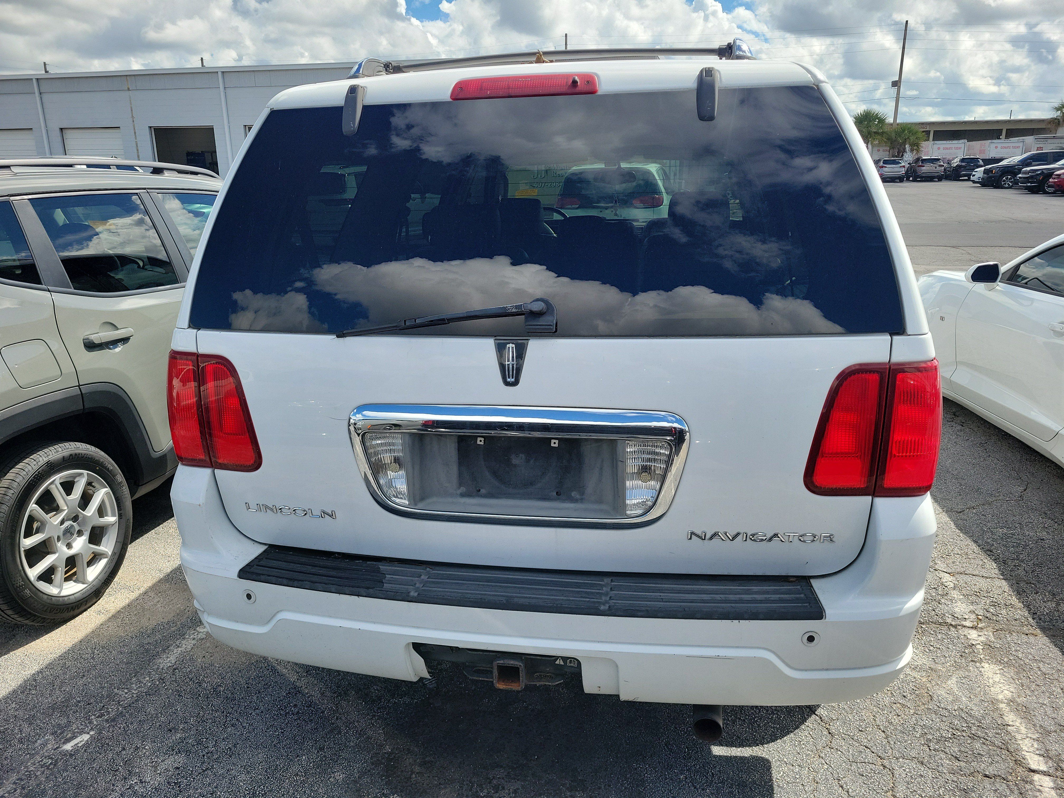 Used 2004 Lincoln Navigator Luxury RWD image 6