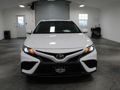 Used 2021 Toyota Camry SE image 3