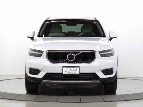 Used 2021 Volvo XC40 T5 Momentum image 2