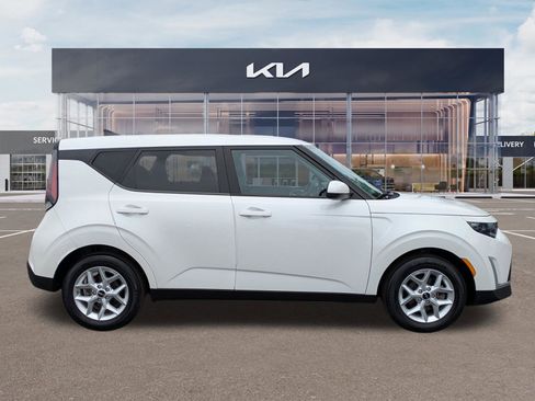 Certified 2023 Kia Soul LX w/ LX Technology Package FWD image 3