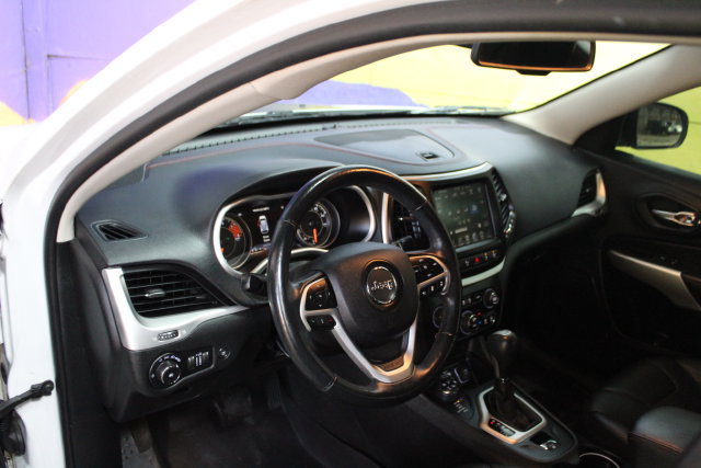 Used 2018 Jeep Cherokee Trailhawk AWD/4WD image 14