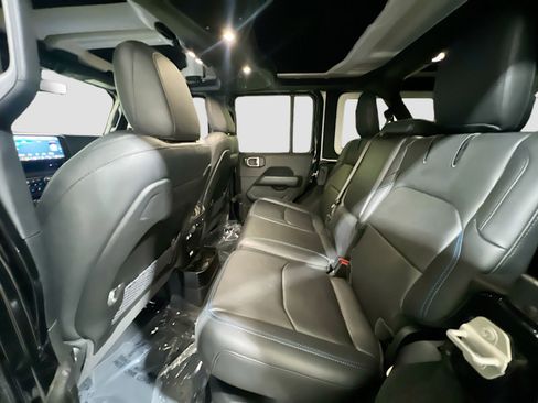 Used 2024 Jeep Wrangler Unlimited Rubicon 4xe image 17