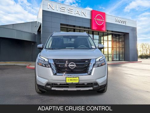 New 2025 Nissan Pathfinder SL image 4