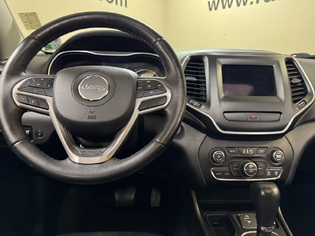Used 2019 Jeep Cherokee Latitude Plus w/ Comfort/Convenience Group FWD image 9