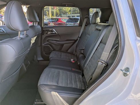 Used 2024 Mitsubishi Outlander FWD image 15