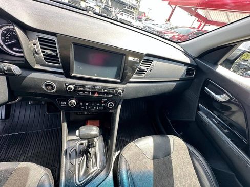 Used 2019 Kia Niro S Touring FWD image 9