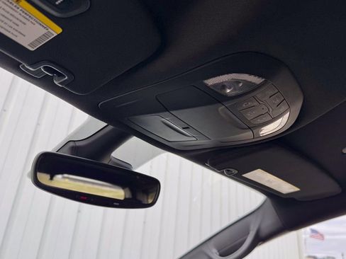 Used 2025 Chrysler Pacifica Select image 32