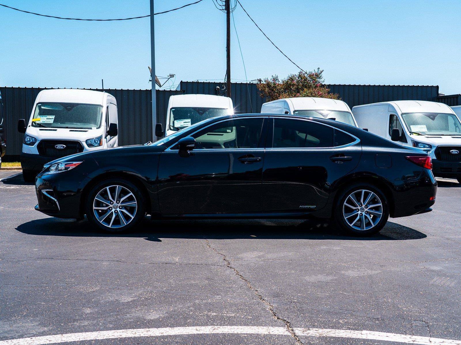 Used 2017 Lexus ES 300h w/ Luxury Package FWD image 6