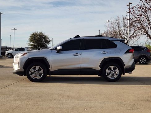 Used 2022 Toyota RAV4 XLE w/ XLE Grade Weather Package image 4