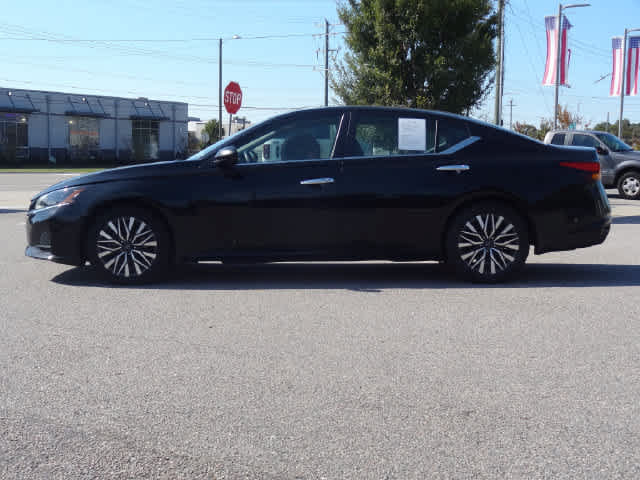 Used 2024 Nissan Altima 2.5 SV FWD image 2