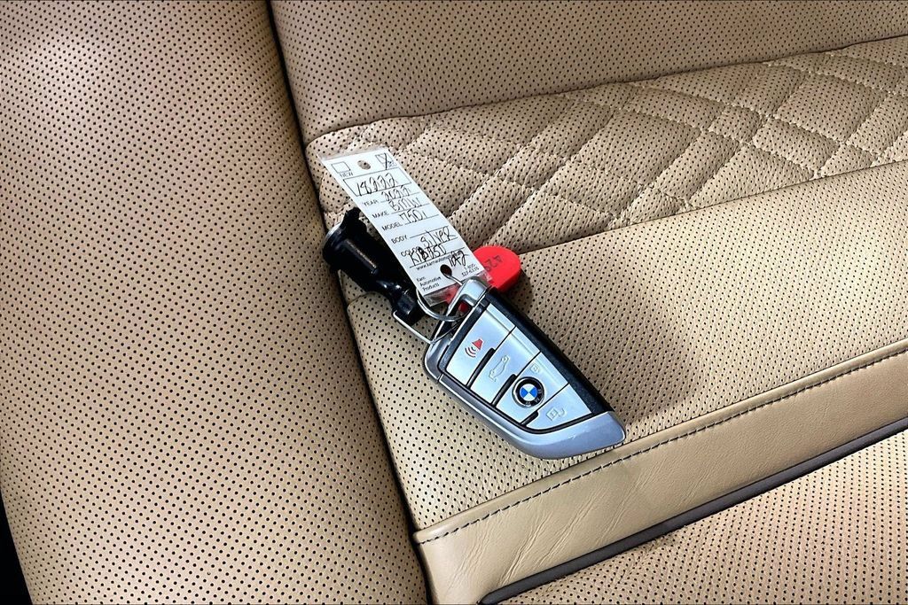 Used 2022 BMW 750i xDrive AWD/4WD image 10