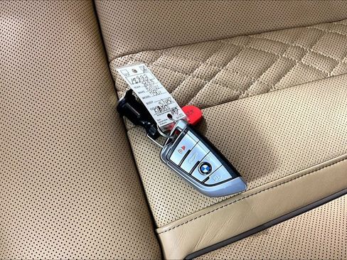 Used 2022 BMW 750Li xDrive AWD/4WD image 10