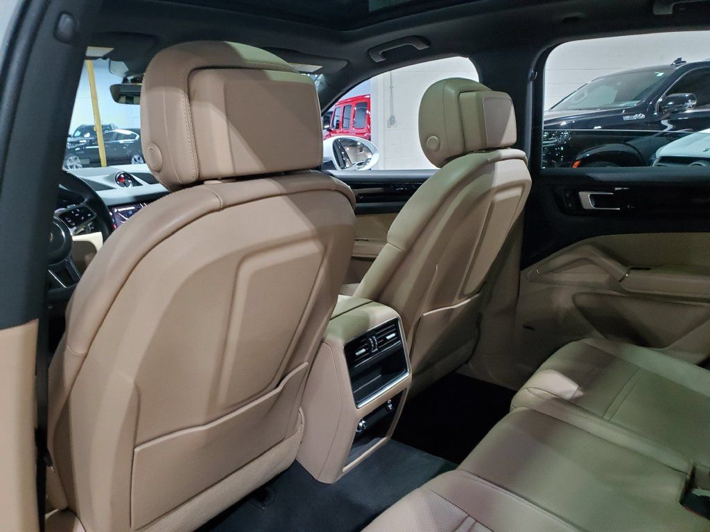 Used 2022 Porsche Cayenne AWD/4WD image 25