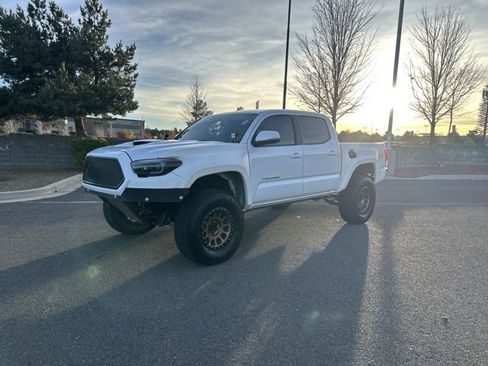 Used 2017 Toyota Tacoma TRD Sport image 7