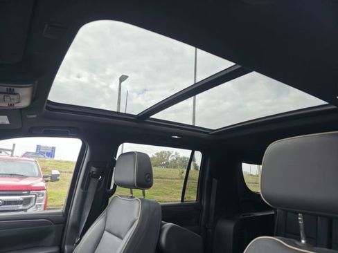 Used 2024 GMC Yukon XL SLT w/ SLT Luxury Package image 14