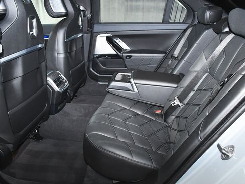 Used 2025 BMW 740i image 84