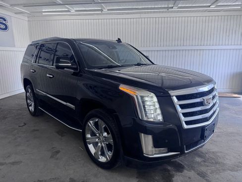 Used 2016 Cadillac Escalade Luxury RWD image 3