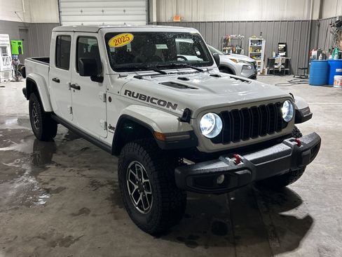 Used 2025 Jeep Gladiator Rubicon w/ Convenience Group AWD/4WD image 1