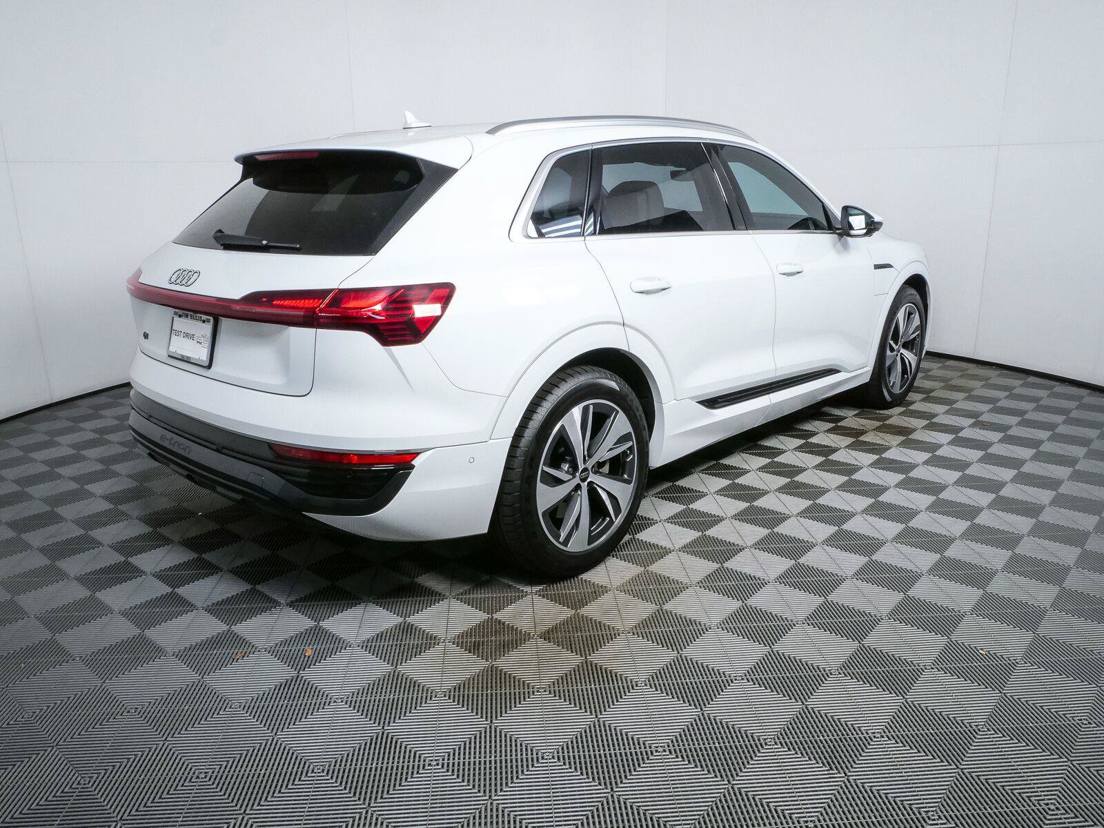 Used 2024 Audi Q8 e-tron Premium Plus w/ Premium Plus Package AWD/4WD image 3