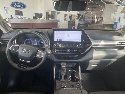 Used 2024 Toyota Highlander Limited AWD/4WD image 15