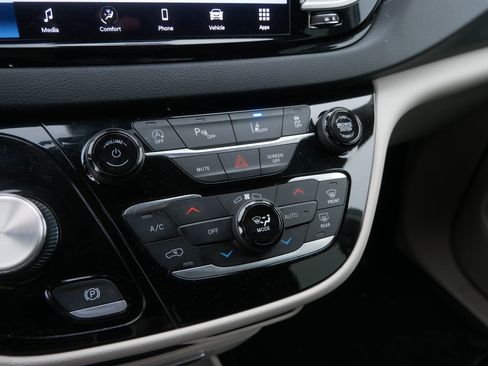 Certified 2023 Chrysler Pacifica Touring-L image 29