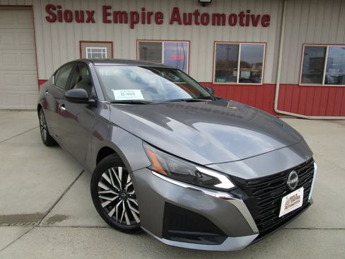 Used 2024 Nissan Altima 2.5 SV FWD image 1