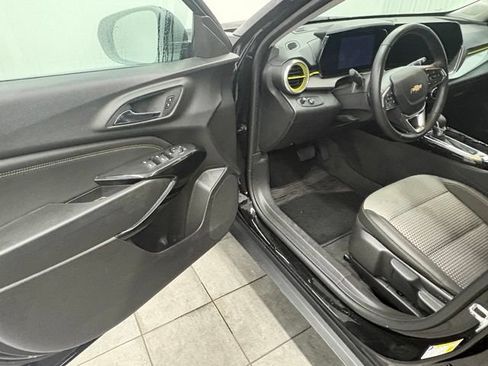 Used 2025 Chevrolet Trax LT w/ Driver Confidence Package FWD image 11