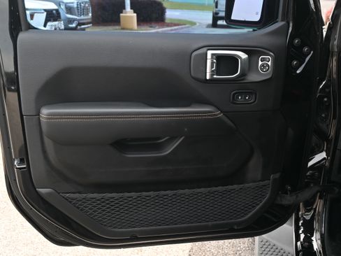 Used 2025 Jeep Wrangler Unlimited Sahara AWD/4WD image 14