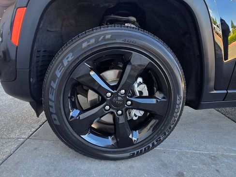 Used 2023 Jeep Grand Cherokee Altitude RWD image 28