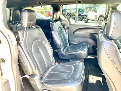 Used 2025 Chrysler Pacifica Limited FWD image 25