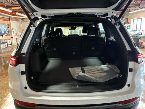 New 2026 Jeep Grand Cherokee Altitude image 10