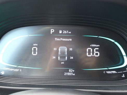 Used 2025 Hyundai Venue SEL FWD image 21