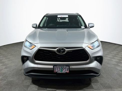 Certified 2021 Toyota Highlander XLE AWD/4WD image 2