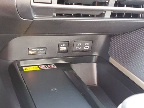 Used 2025 Toyota Camry SE w/ Convenience Package image 29